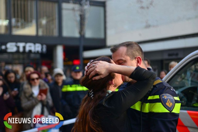 Agent vraagt op Valentijnsdag vriendin Nathalie ten huwelijk op de Lijnbaan Rotterdam.