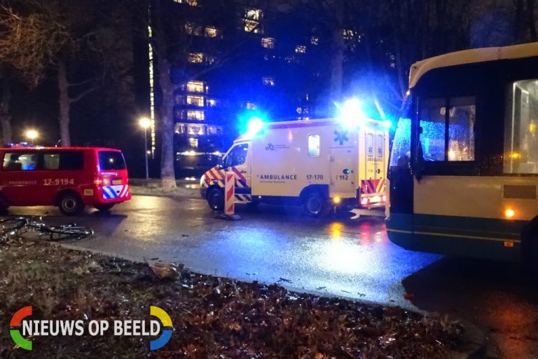Fietser zwaargewond, politie op zoek naar VW Caddy Kreekhuizenplein Rotterdam