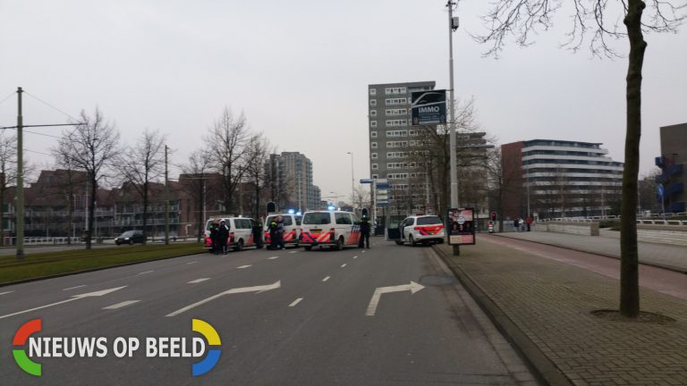 Politie rijd auto klem na vuurwapenmelding Pompenburg Rotterdam