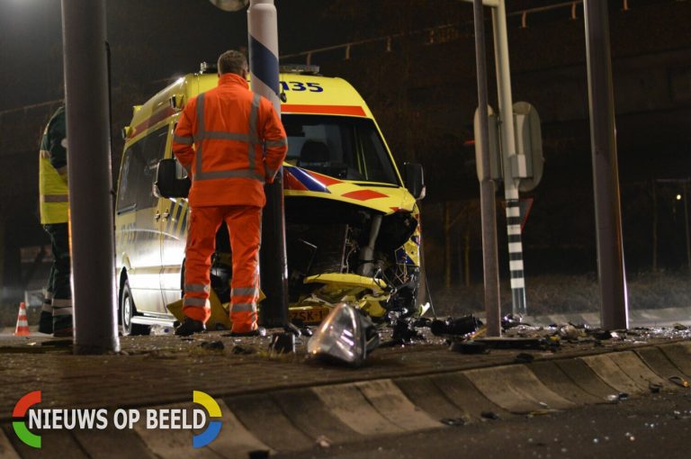 Ambulance botst op auto en verkeerspaal tijdens spoedrit Stadhoudersweg Rotterdam