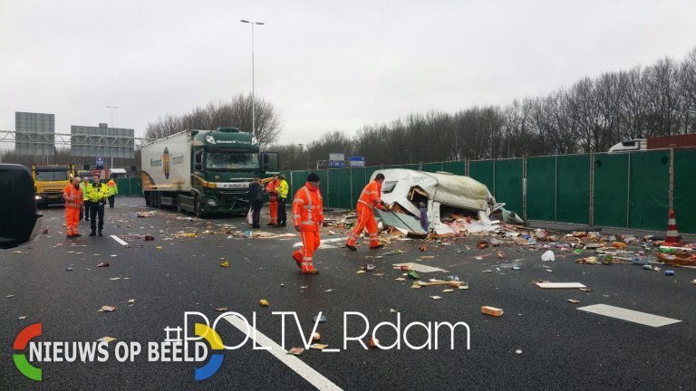 Puinhoop op snelwegen Rotterdam na ongeval met caravan op A16