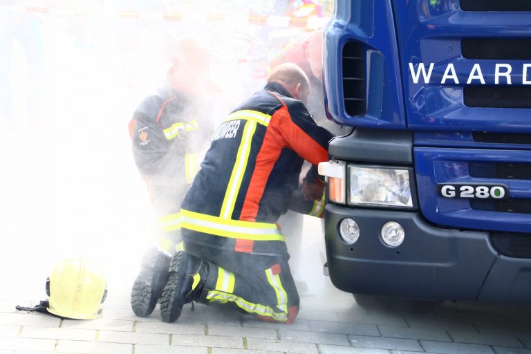 Vastgelopen remmen bij vrachtwagen waardetransport Gildenburg Gouda