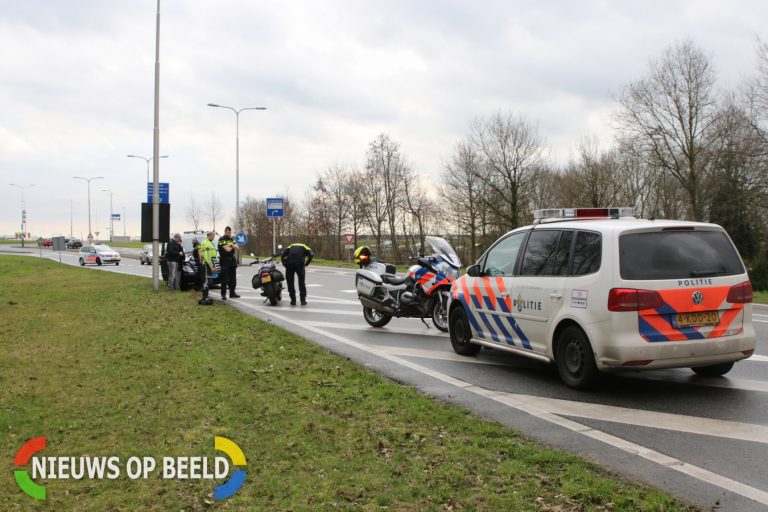 Motorrijder gewond na botsing met taxibusje tijdens invoegen Provincialeweg Leiderdorp