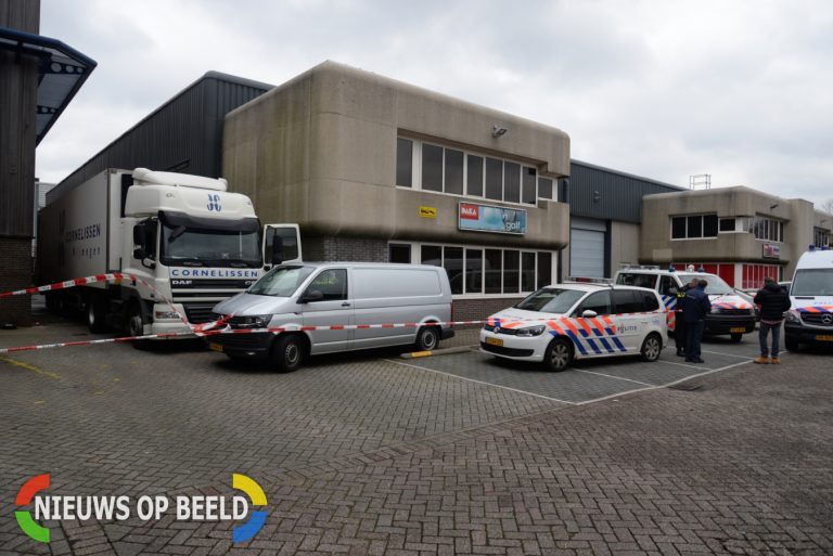 Politie vindt dode chauffeur in vrachtwagen Abraham van Stolkweg Rotterdam