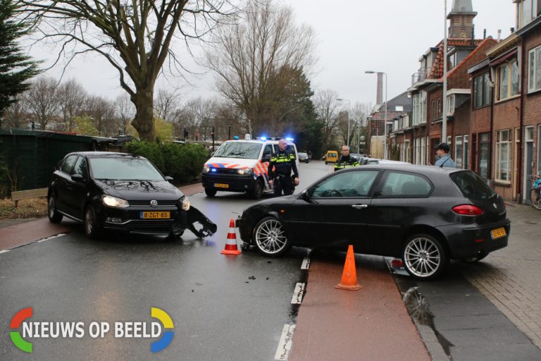 Flinke schade bij botsing tussen twee personenauto’s Herensingel Leiden