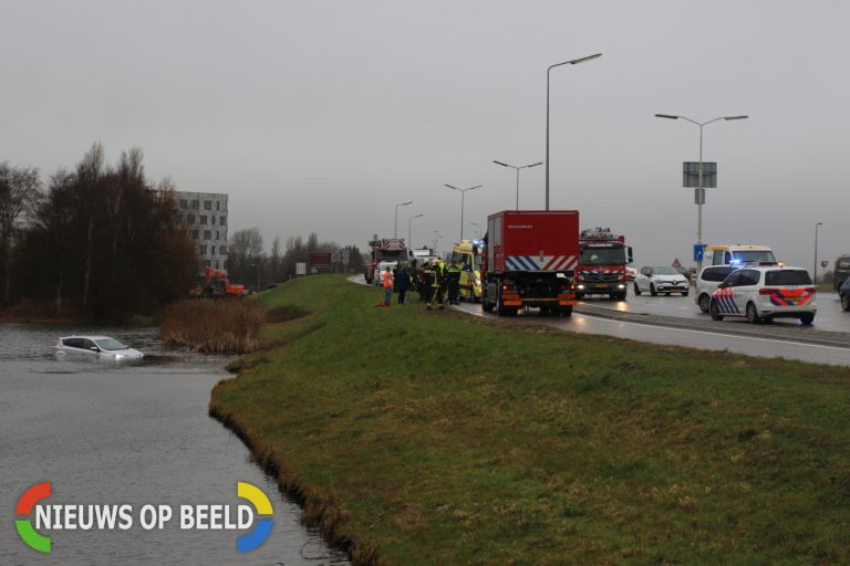 Auto belandt te water Ingenieur G. Tjalmaweg Oegstgeest