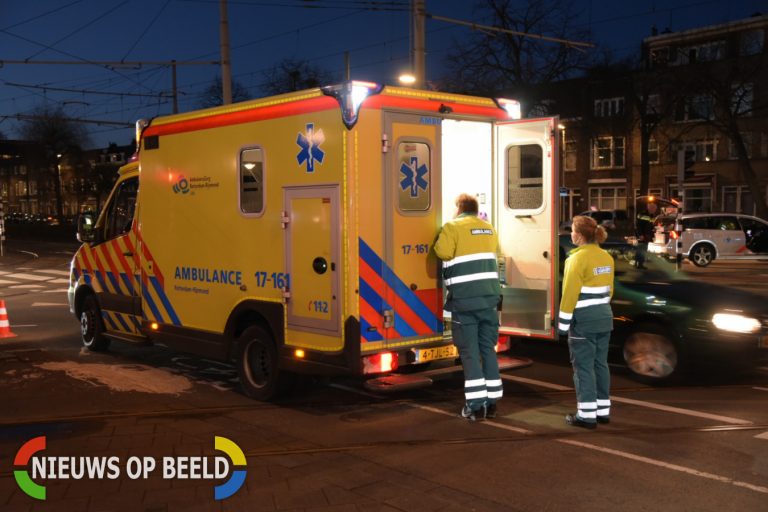 Automobilist gewond na botsing met paal Breeplein Rotterdam