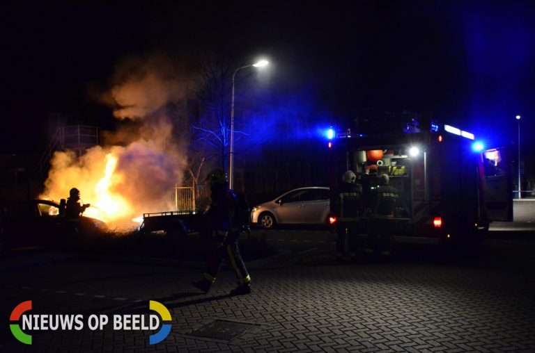 Voertuig volledig uitgebrand op parkeerplaats Herenstraat Gouda