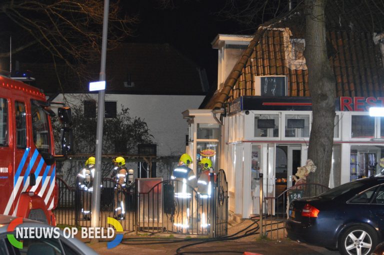 Schoorsteenbrand slaat door naar dak van restaurant Rotterdamse Rijweg Rotterdam