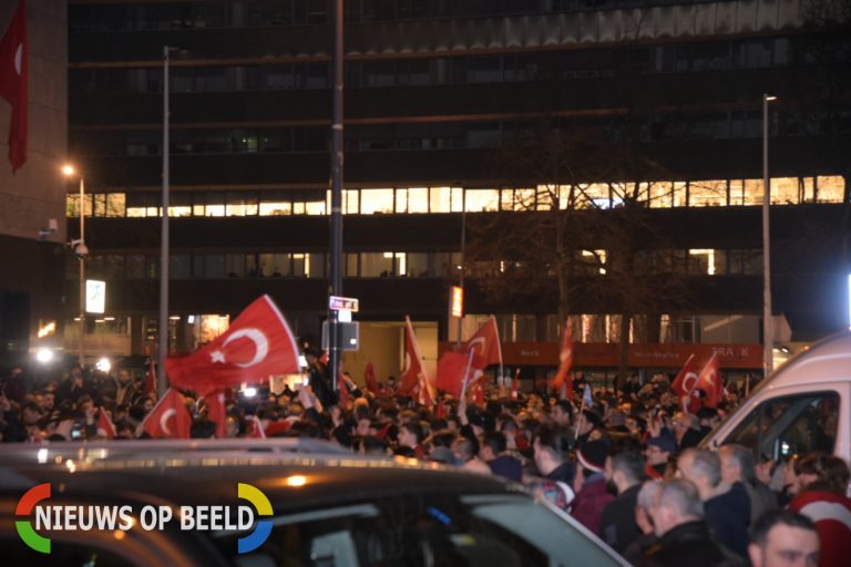 Flinke onrust bij Turkse consulaat, politie rukt massaal uit West Blaak Rotterdam