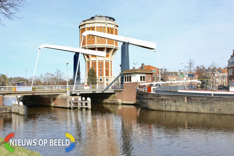 Stremming voor scheepvaart na aanvaring Wilhelminabrug Leiden