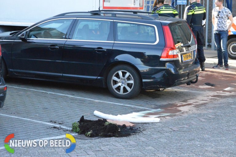 Vrachtwagen botst tegen bedrijfspand Abraham van Stolkweg Rotterdam