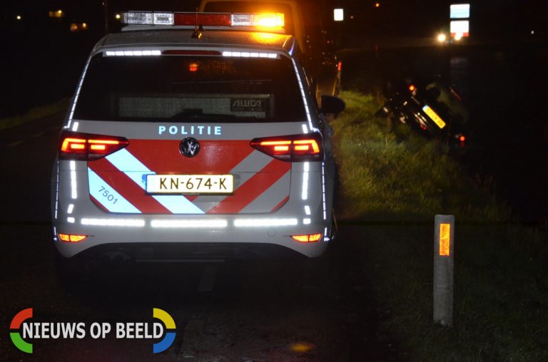 Auto raakt van de weg en belandt deels in het water Bredeweg Haastrecht