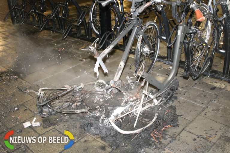 Twee elektrische fietsen in brand Trompplein Voorschoten