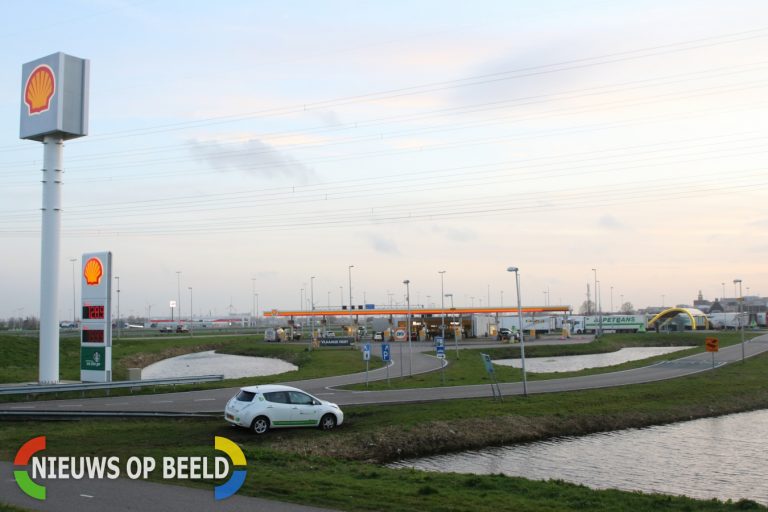 Bestuurder personenauto word gestraft voor rijden over fietspad Rijksweg A4 Leiderdorp