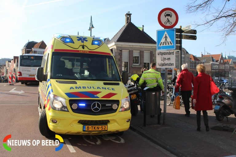 Fietser gewond na aanrijding met scooter Turfmarkt Leiden