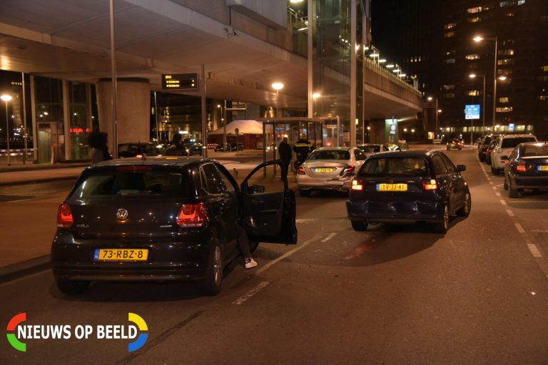 Veel schade bij aanrijding met 3 auto’s Hillelaan Rotterdam