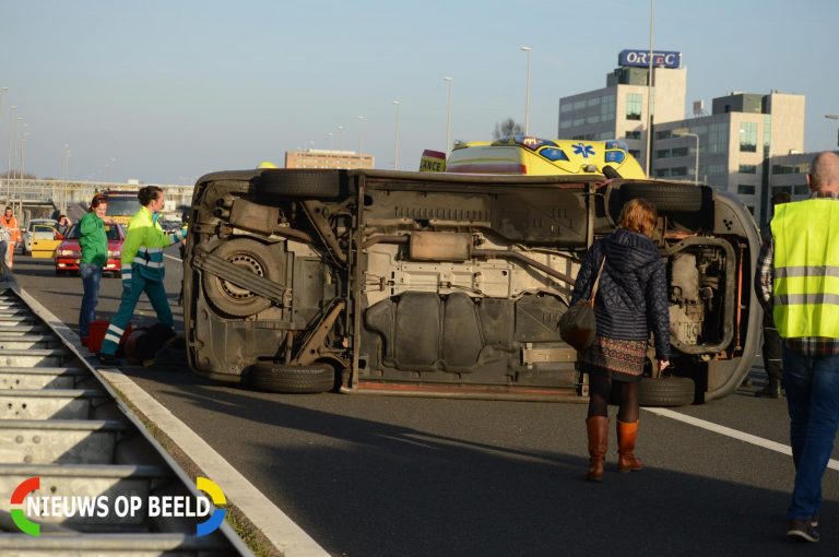 Bestelbus belandt op zijn zijkant na eenzijdig ongeval A12 Zoetermeer