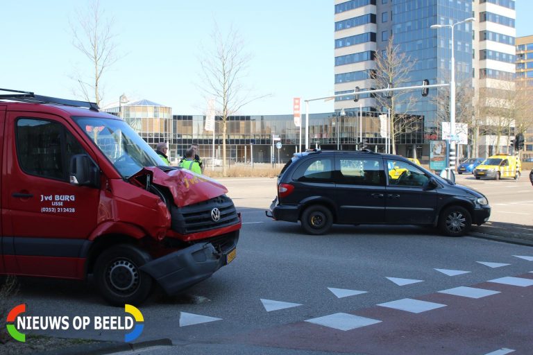 Flinke schade bij kop-staart botsing door zon-verblinding Pasteurstraat Leiden