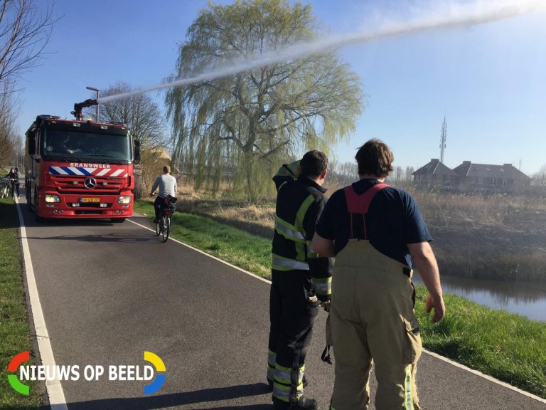 Brandweer heeft handen vol aan bermbrand Onderweg Rotterdam