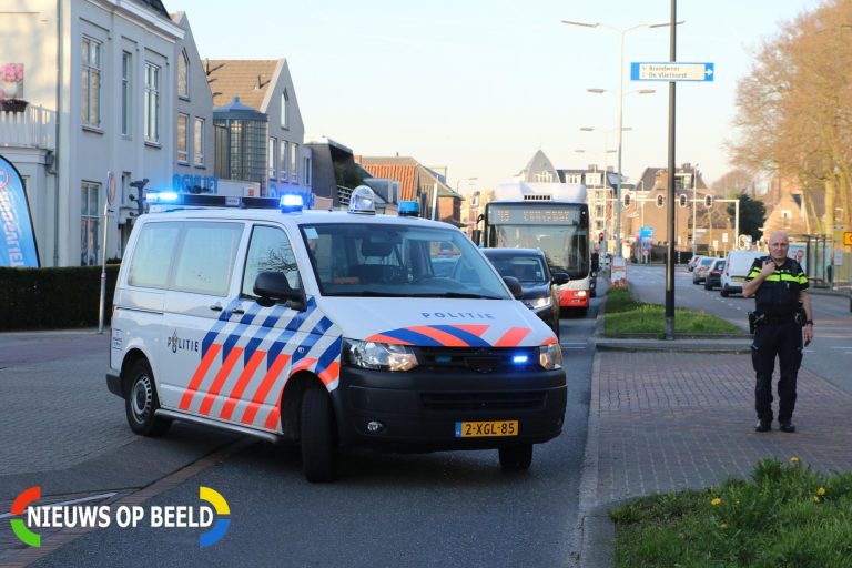 Straat afgesloten vanwege kapotgereden lantaarnpaal Veurseweg Voorschoten
