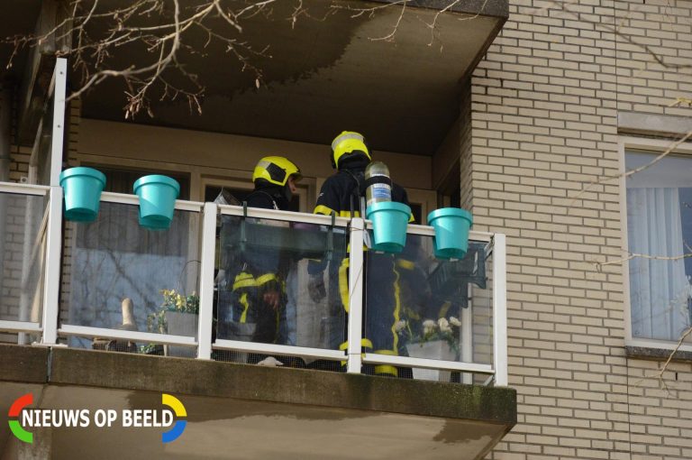 Brandweer blust brand op balkon van woning Samanthagang Zoetermeer