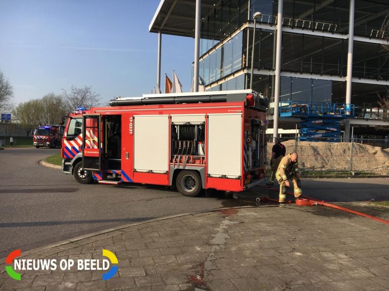 Brandweer rukt uit voor brand op dak van autodealer Karel Doormanweg Schiedam