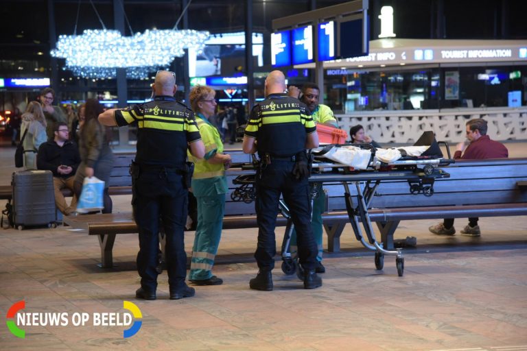 Man in hand gestoken in treinstation Stationsplein Rotterdam