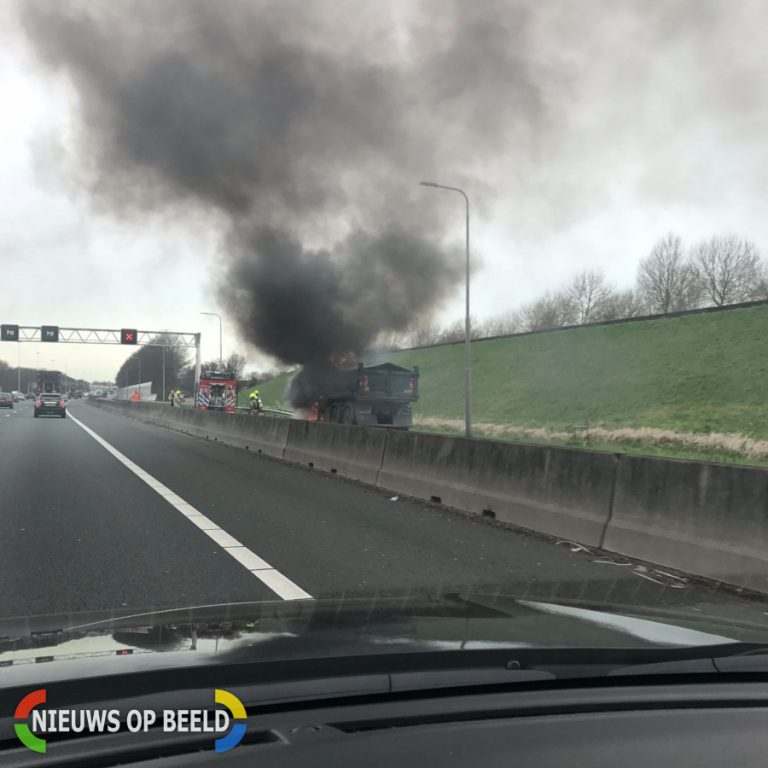 Brandende vrachtwagen zorgt voor veel rookontwikkeling A20 Rotterdam