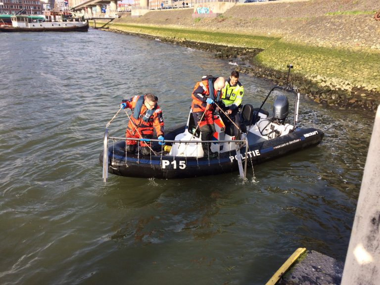 Lichaam van vermiste schipper door dregteam aangetroffen Maashaven Rotterdam