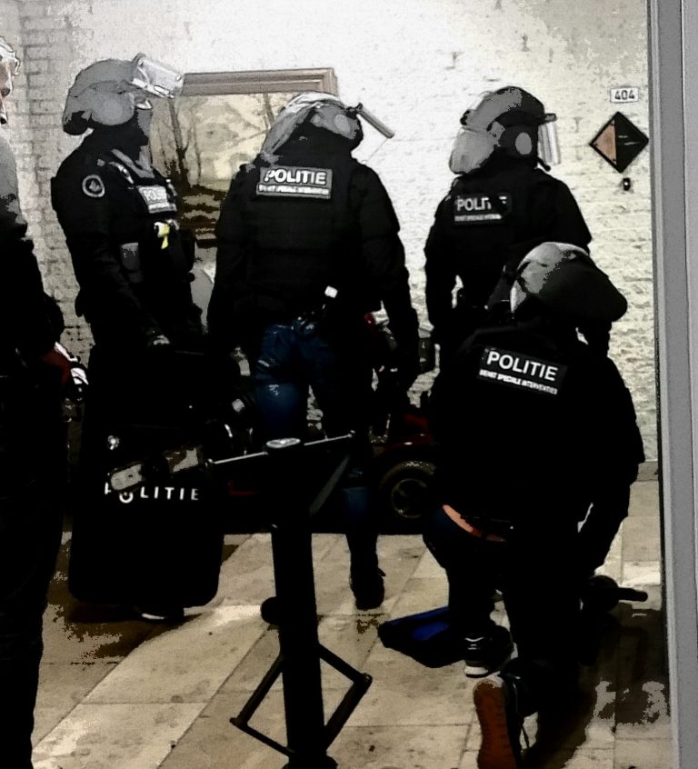 Arrestatieteam haalt verwarde man uit woning Voermanweg Rotterdam