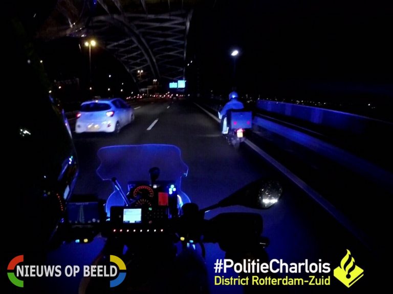 Politie plukt maaltijdbezorger met scooter van snelweg A16 Rotterdam