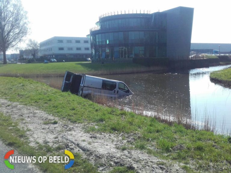Bestelbus te water, slachtoffer met spoed naar ziekenhuis Groene Kruisweg Spijkenisse