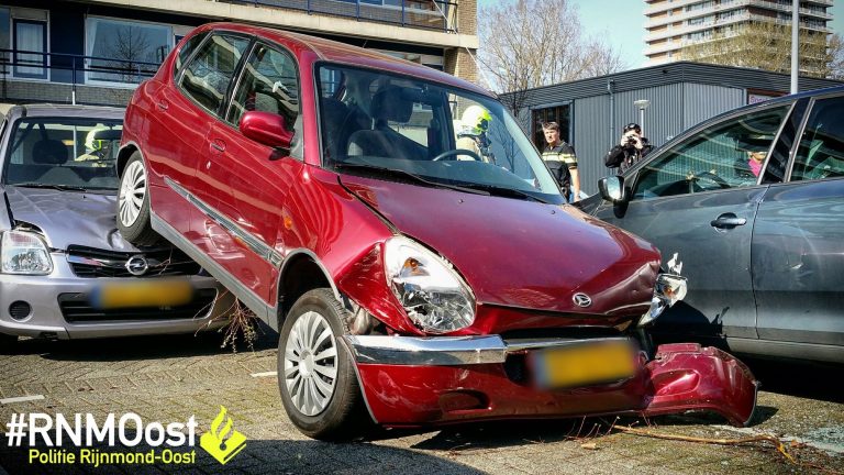 Puinhoop door éénzijdig ongeval G.B Shawplaats Rotterdam
