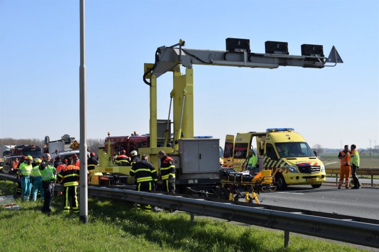 Twee gewonden nadat bestelauto op pijlwagen botst A29 Willemstad