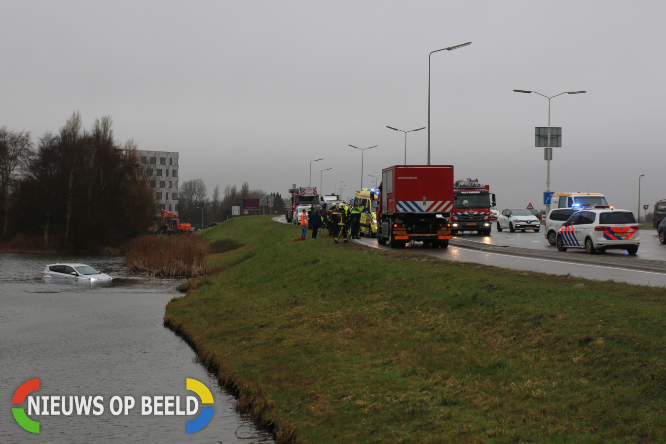 Auto belandt te water, Ingenieur G. Tjalmaweg in Oegstgeest