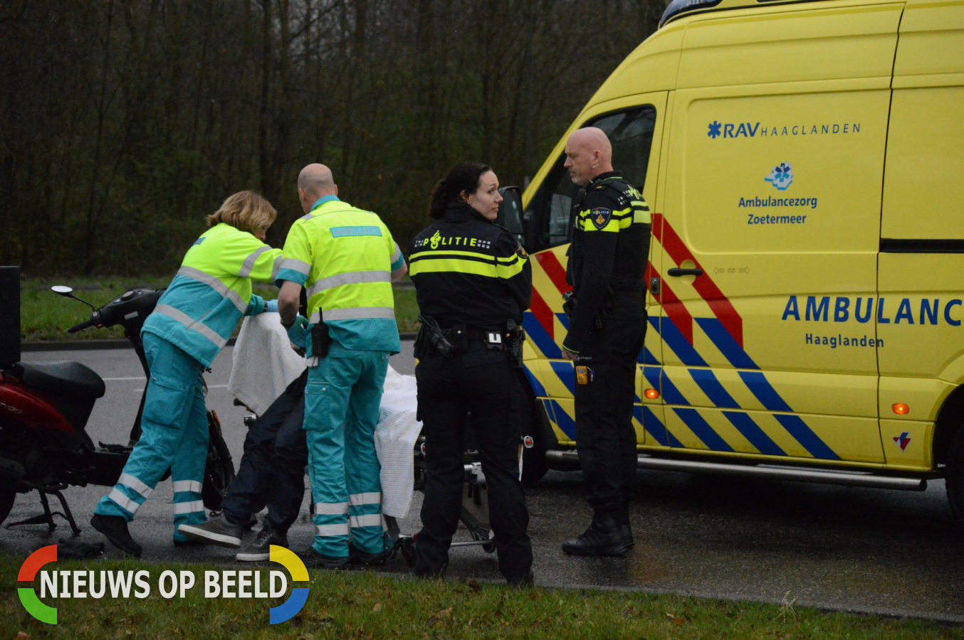 Maaltijd bezorger met scooter onderuit, Schansbaan in Zoetermeer