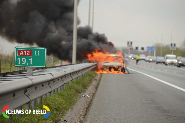 Auto brandt volledig uit Rijksweg A12 Bleiswijk