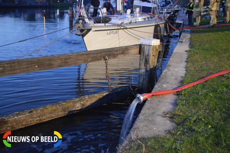 Zeilboot maakt water Kanaalweg Oostzijde Hellevoetsluis