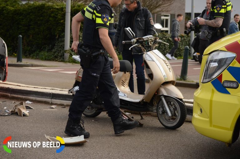Stadsbus schept scooterrijder op busbaan Veenweg Den Haag