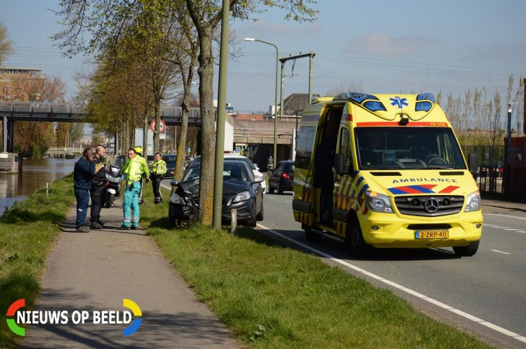Auto rijdt tegen boom Vlietweg Voorburg