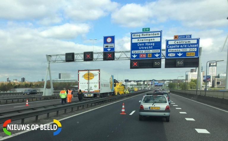 Forse files na vrachtwagen met klapband A16 Brienenoordbrug Rotterdam