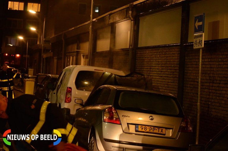 Brandweer rukt uit voor autobrand Nijverheidsdwarsstraat Delft