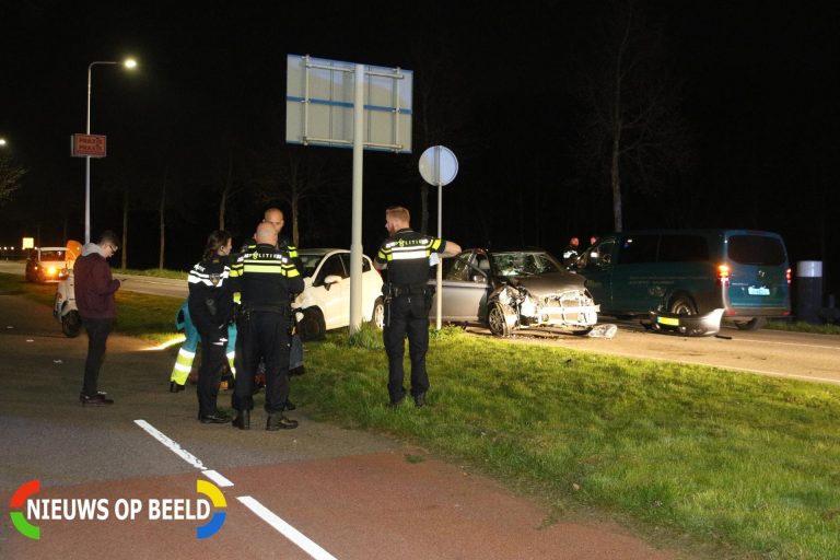 Grote ravage bij aanrijding tussen 3 auto’s Kanaalweg Leiden