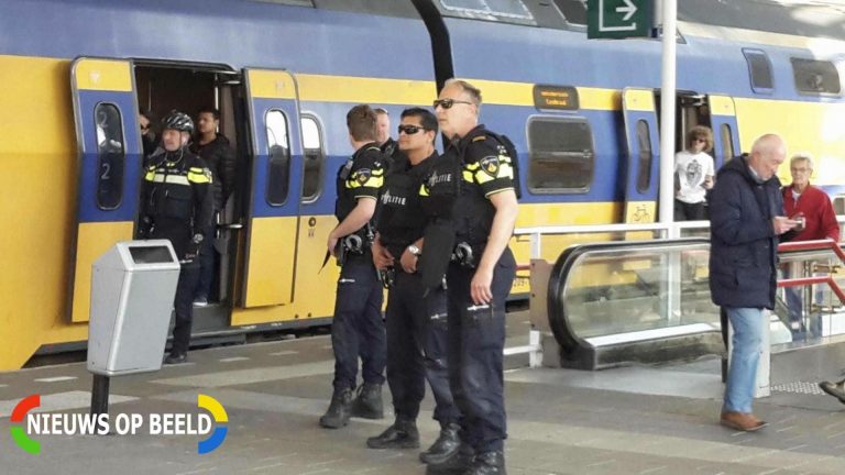 Trein door politie leeggehaald en verdachte aangehouden na mogelijk bezit vuurwapen Stationsplein Leiden