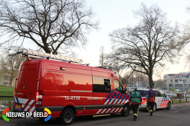 Brandweerduikers assisteren politie en handhaving Maresingel Leiden