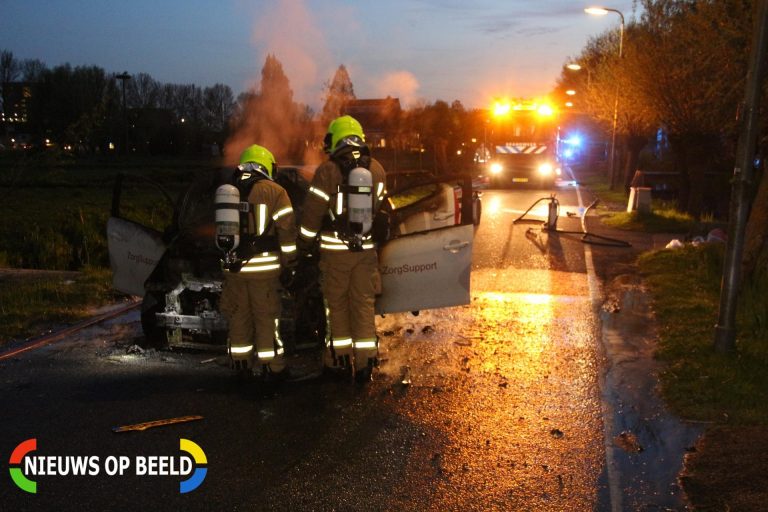 Auto verwoest door felle brand s’-Gravenweg Capelle aan den IJssel