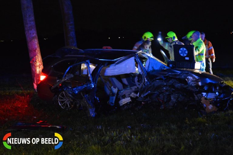 Auto raakt van de weg en belandt tegen boom N57 Hellevoetsluis
