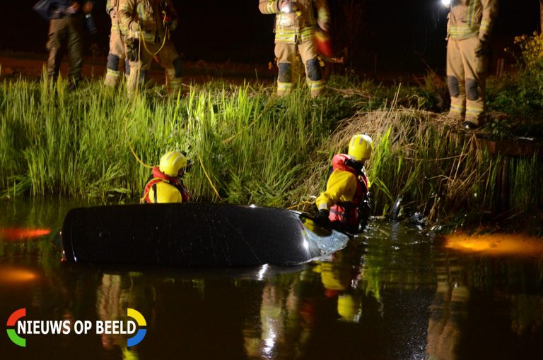 Personenauto vliegt uit de bocht en raakt te water Heulslootweg Bleiswijk