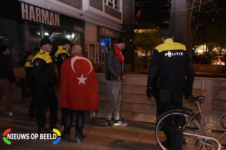 Turkse Nederlanders vieren overwinning Erdogan in centrum Schiedamse Vesthof Rotterdam